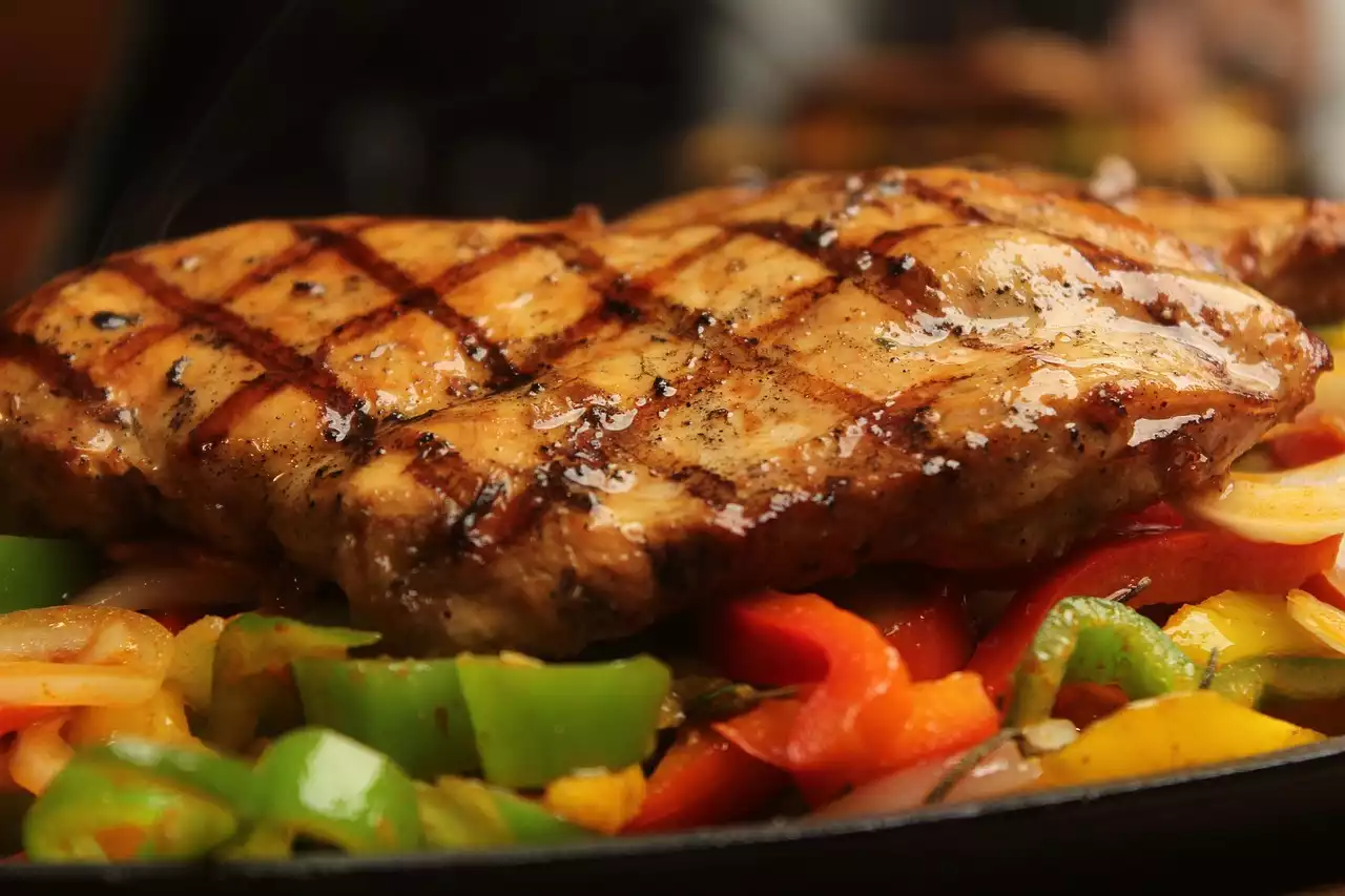 Cucinare petti di pollo umidi e teneri